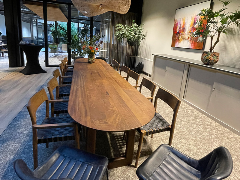JOUS architecten verbouw kantoor Alphatrots vergadertafel