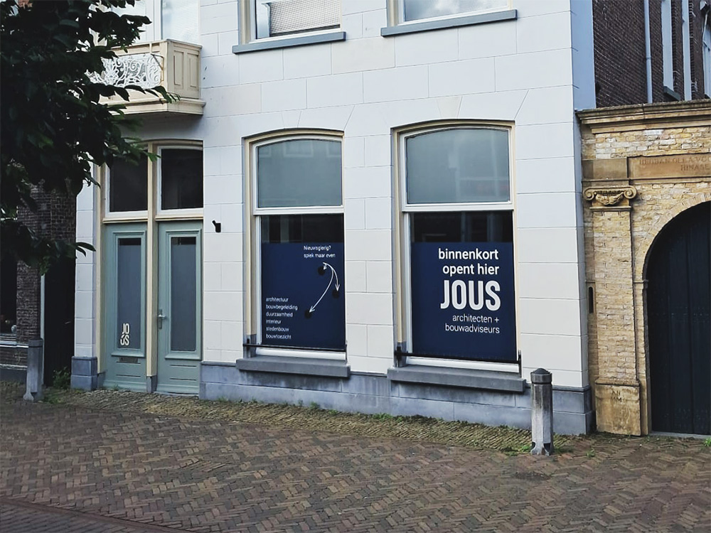 Wij gaan verhuizen 4 JOUS midstraat met bestikkering banner